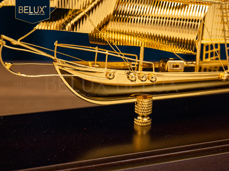 Mô hình thuyền buồm mạ vàng 24K&nbsp;31x12x22cm M4